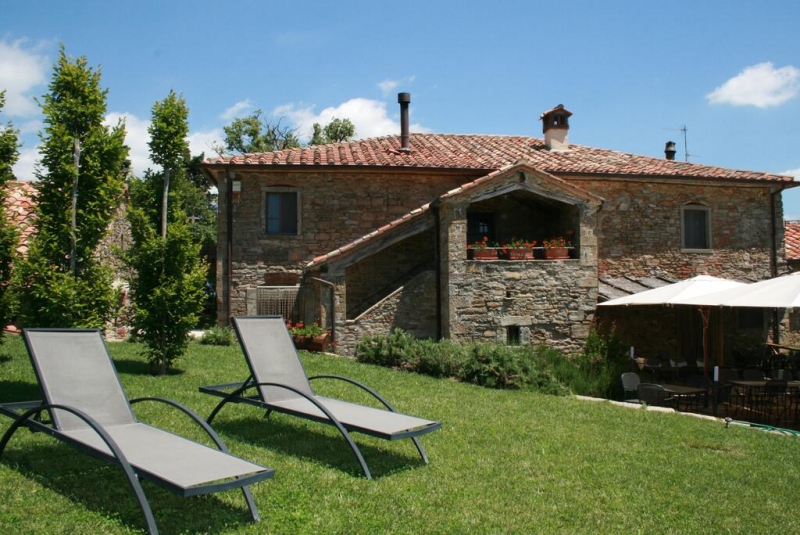 La locanda del viandante giardino esterno con sedie sdraio 