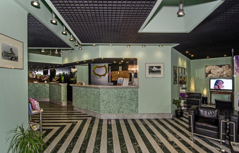 La hall dell'Hotel Rex a Lucca con le poltrone in pelle