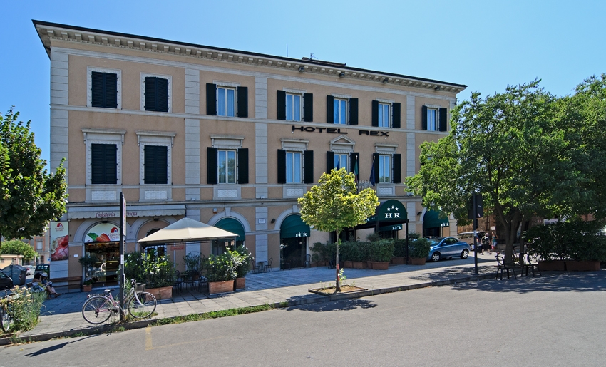 L'entrata dell'Hotel Rex a Lucca