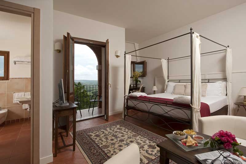 La camera Deluxe, grande, con letto a baldacchino