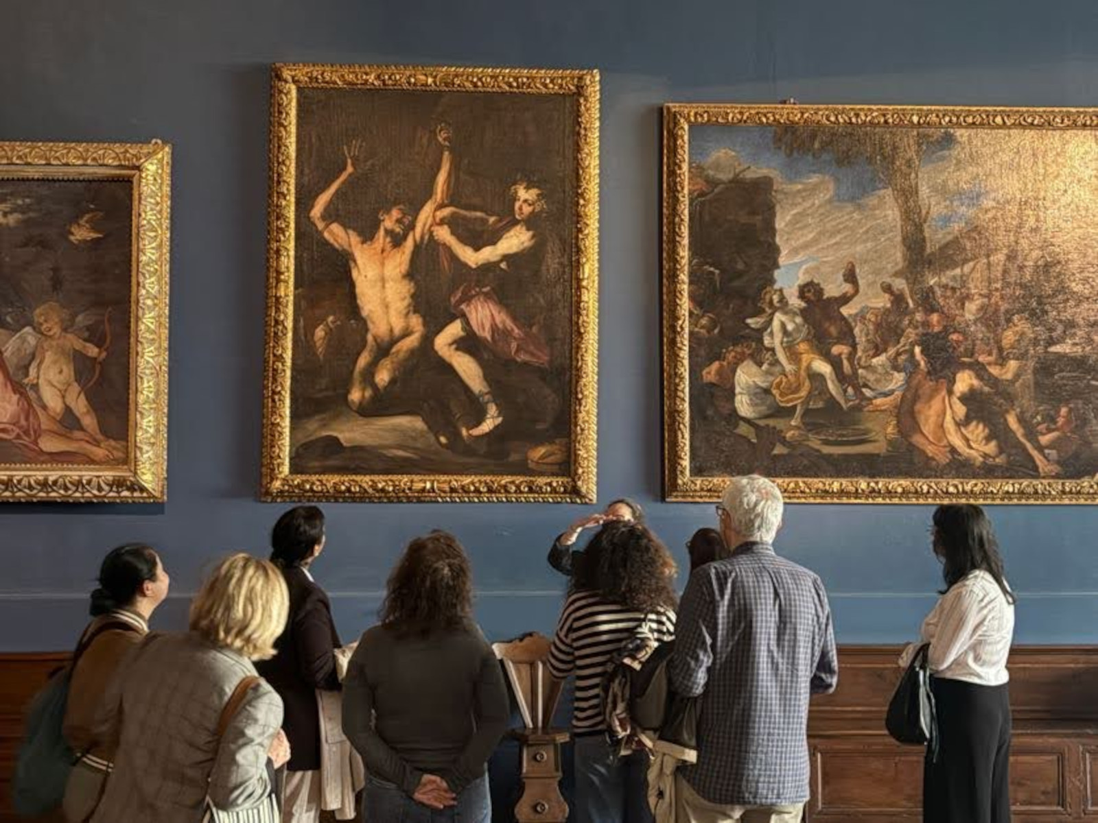 Un momento della visita multiculturale con un gruppo di persone davanti alle opere del Museo