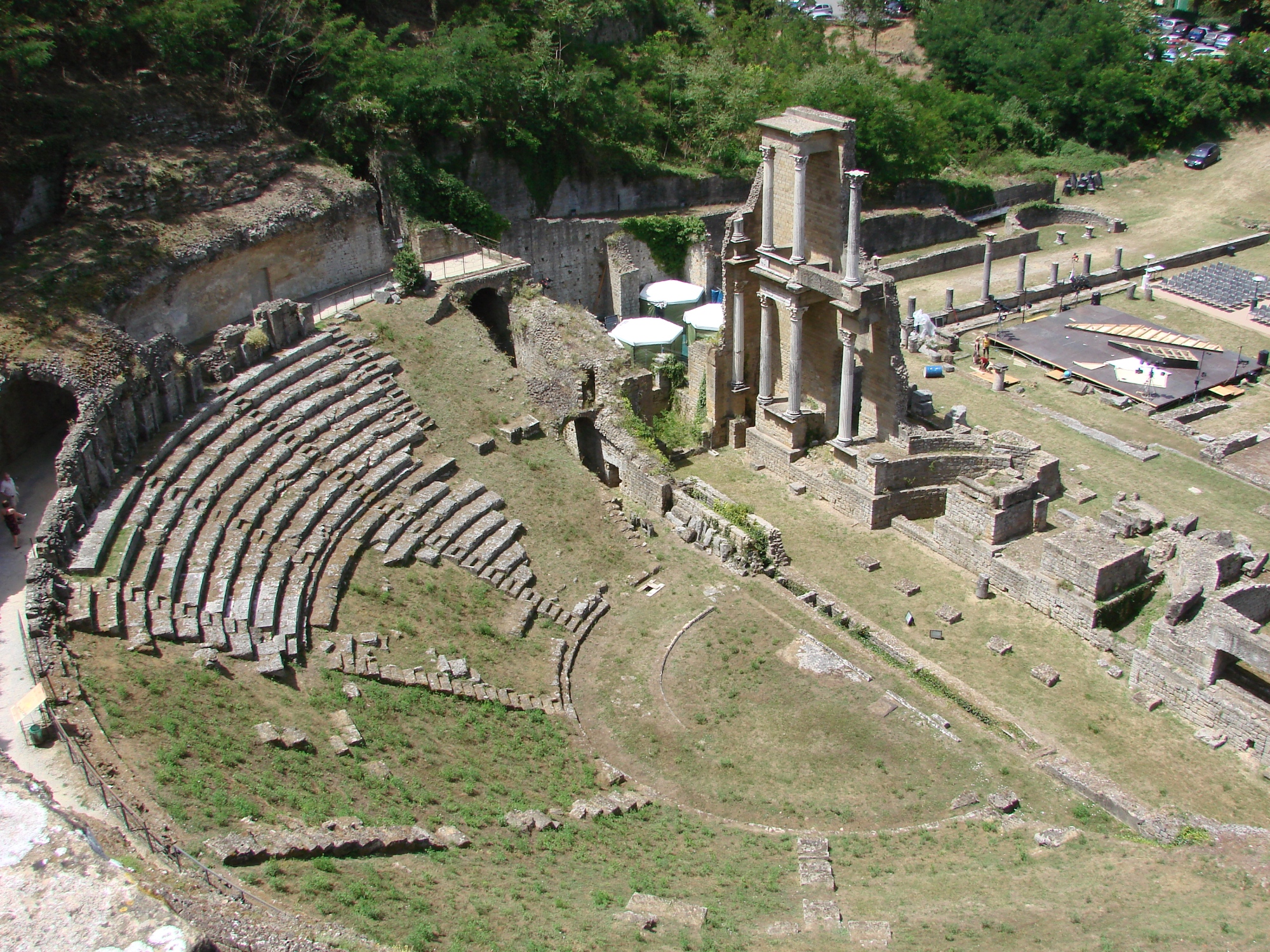 Vista del Teatro Romano, con capacidad para unos 3500 espectadores y 19 filas de asientos.