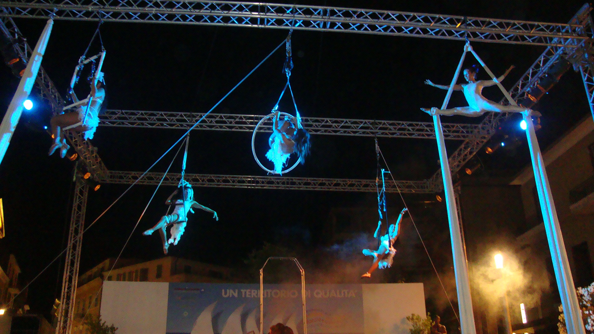 Acrobazie aeree degli artisti del Circo Takimiri