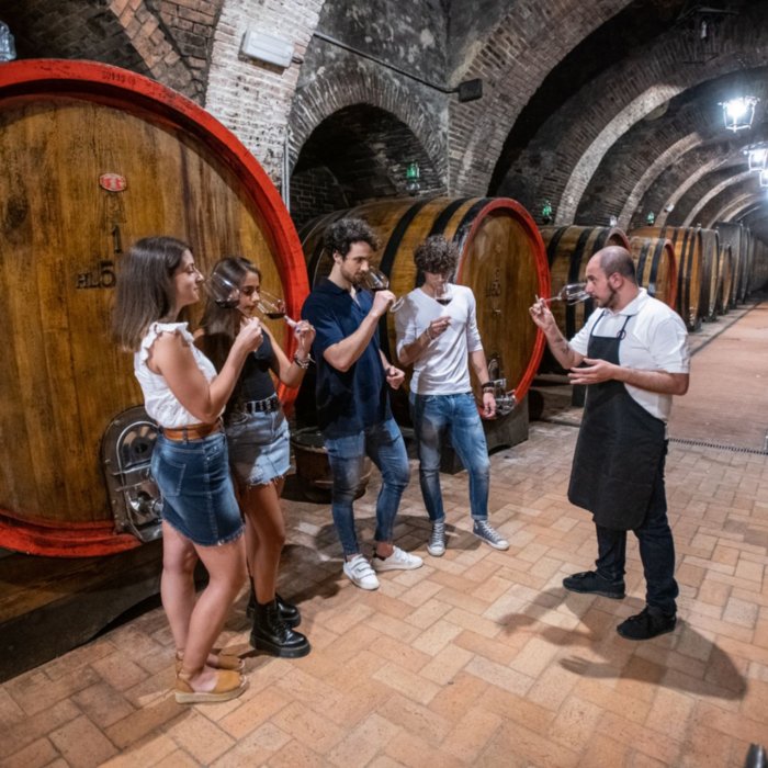 Degustazione di Vino Nobile di Montepulciano nelle cantine del centro storico