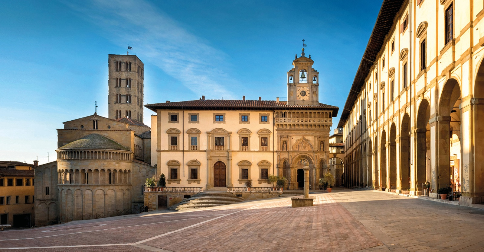 la foto rappresenta uno scorcio di Piazza Grande ad  Arezzo e che ritrae nello specifico il Palazzo di Fraternita dove si svolgerà l