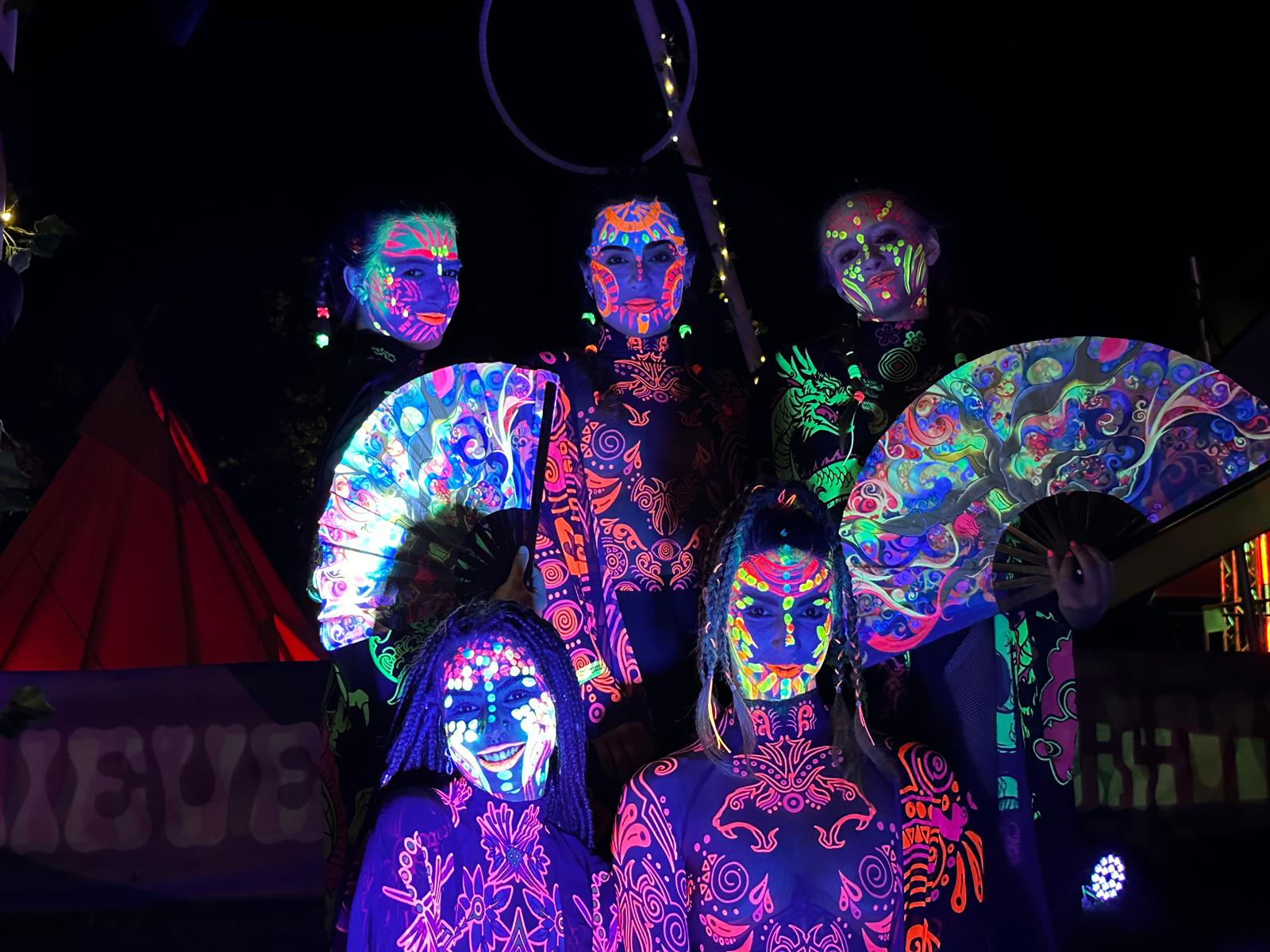 erformance di danza e acrobazia contemporanea con effetti luminosi e scenografia artistica durante uno spettacolo dal vivo