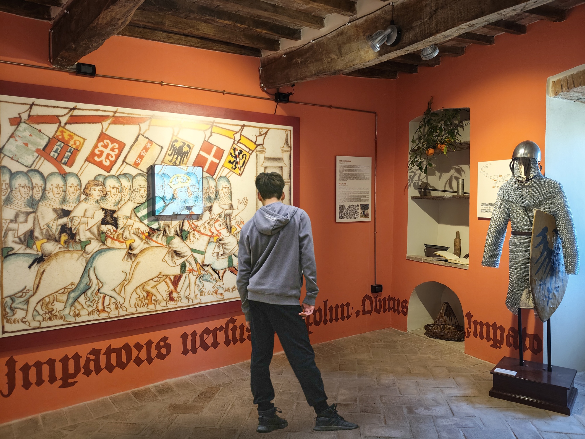 Una persona fra le sale del museo che osserva una installazione