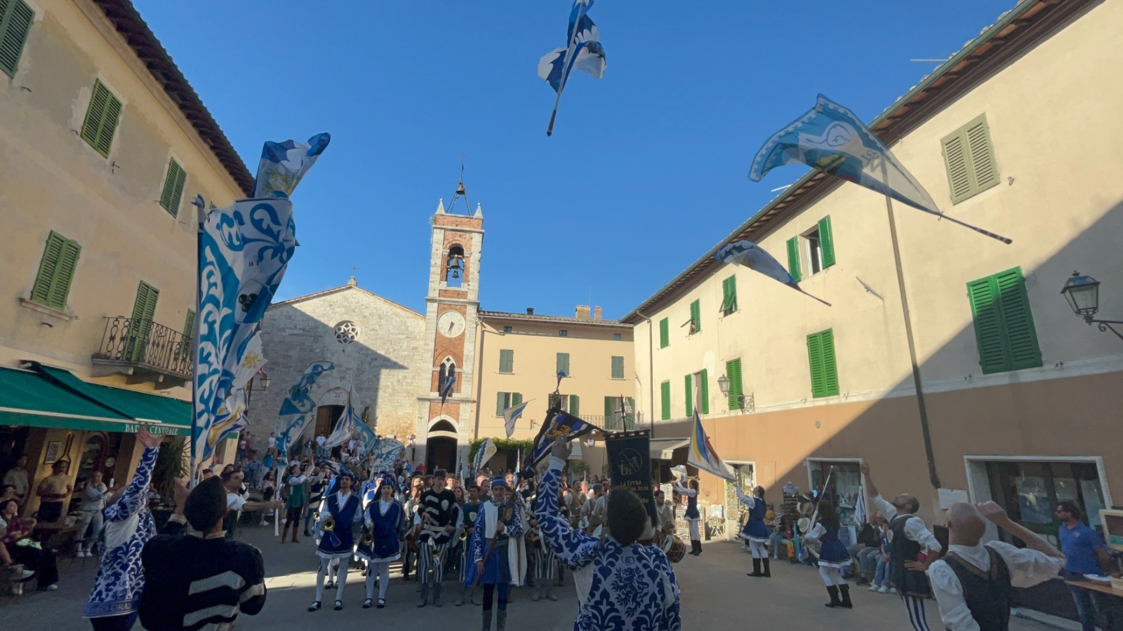 Sbandieratori nel centro del borgo