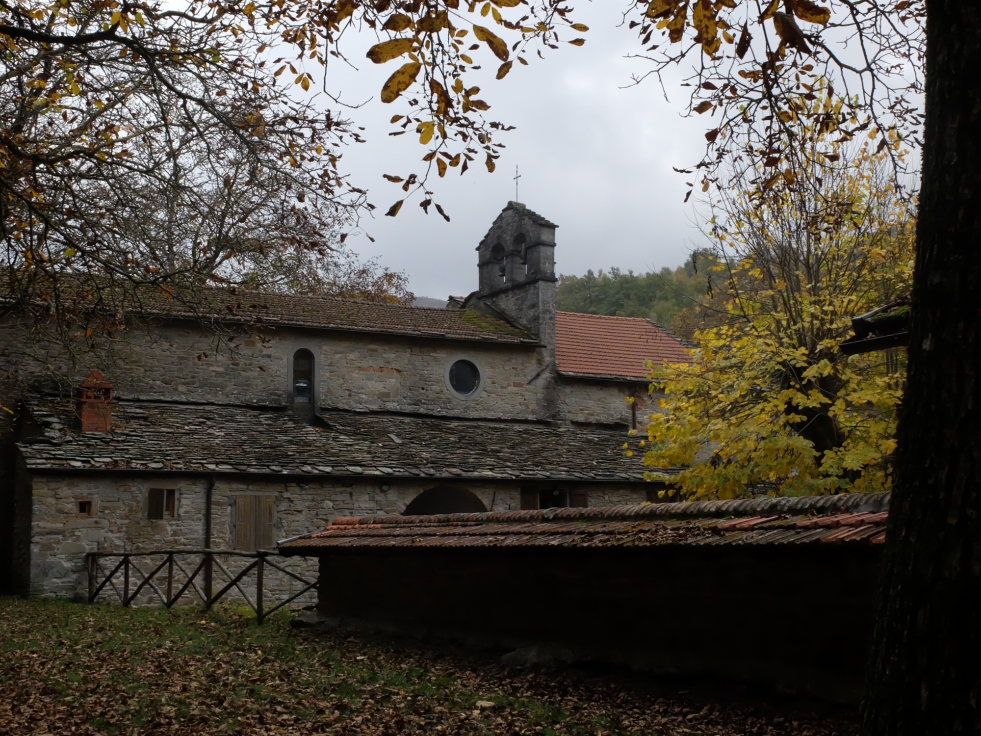 Vista della Badia a Moscheta circondata dalla natura