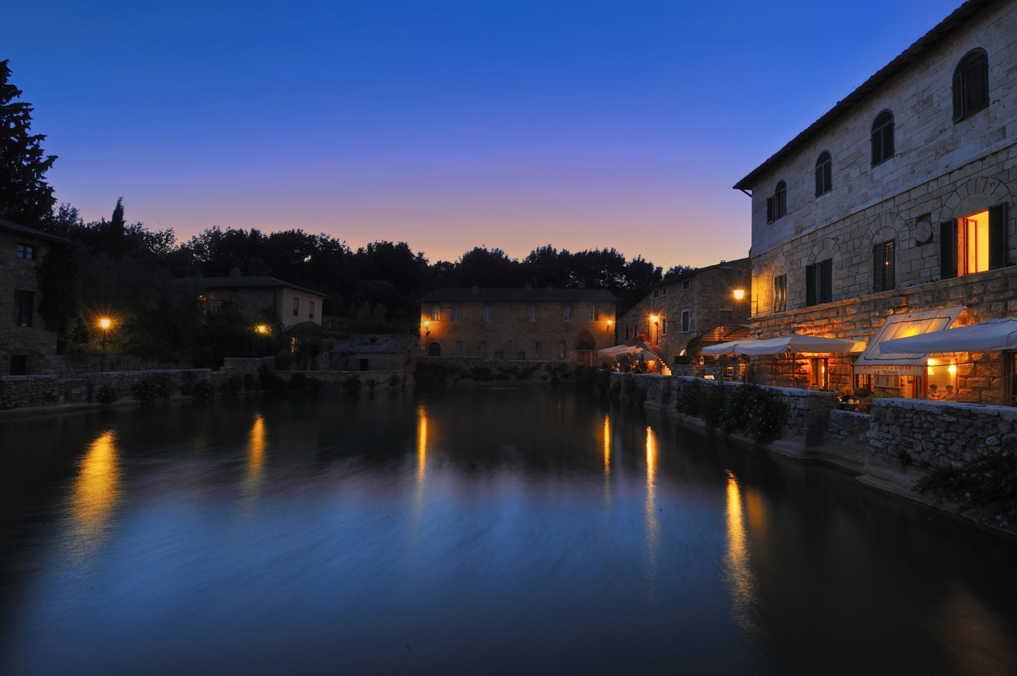 Immagine di Bagno Vignoni in notturna, con la sua celebre piazza d