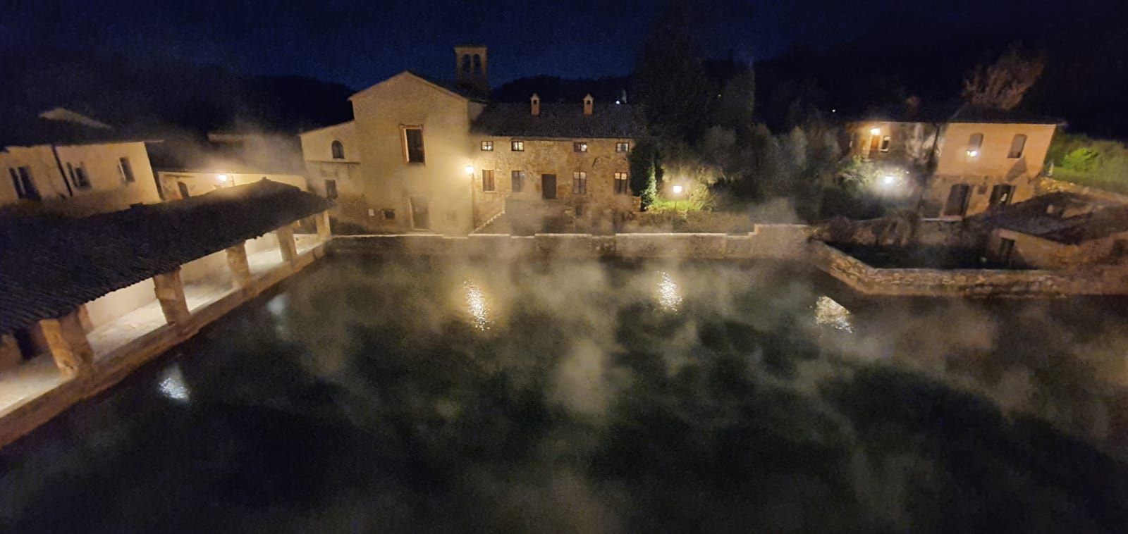 La suggestiva piazza d'acqua di Bagno Vignoni in notturna