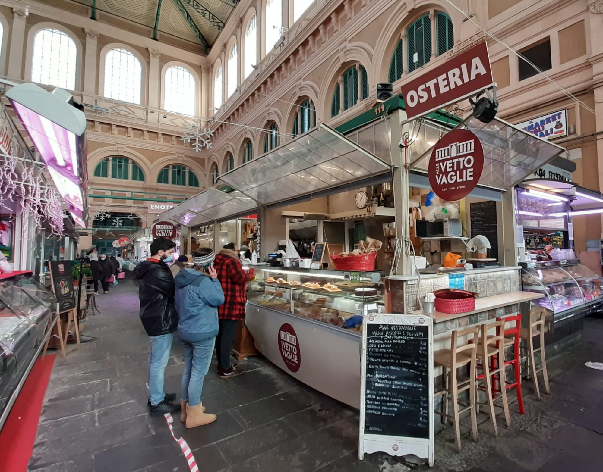 Pranzo della vera tradizione labronica ai banchi del mercato centrale di Livorno