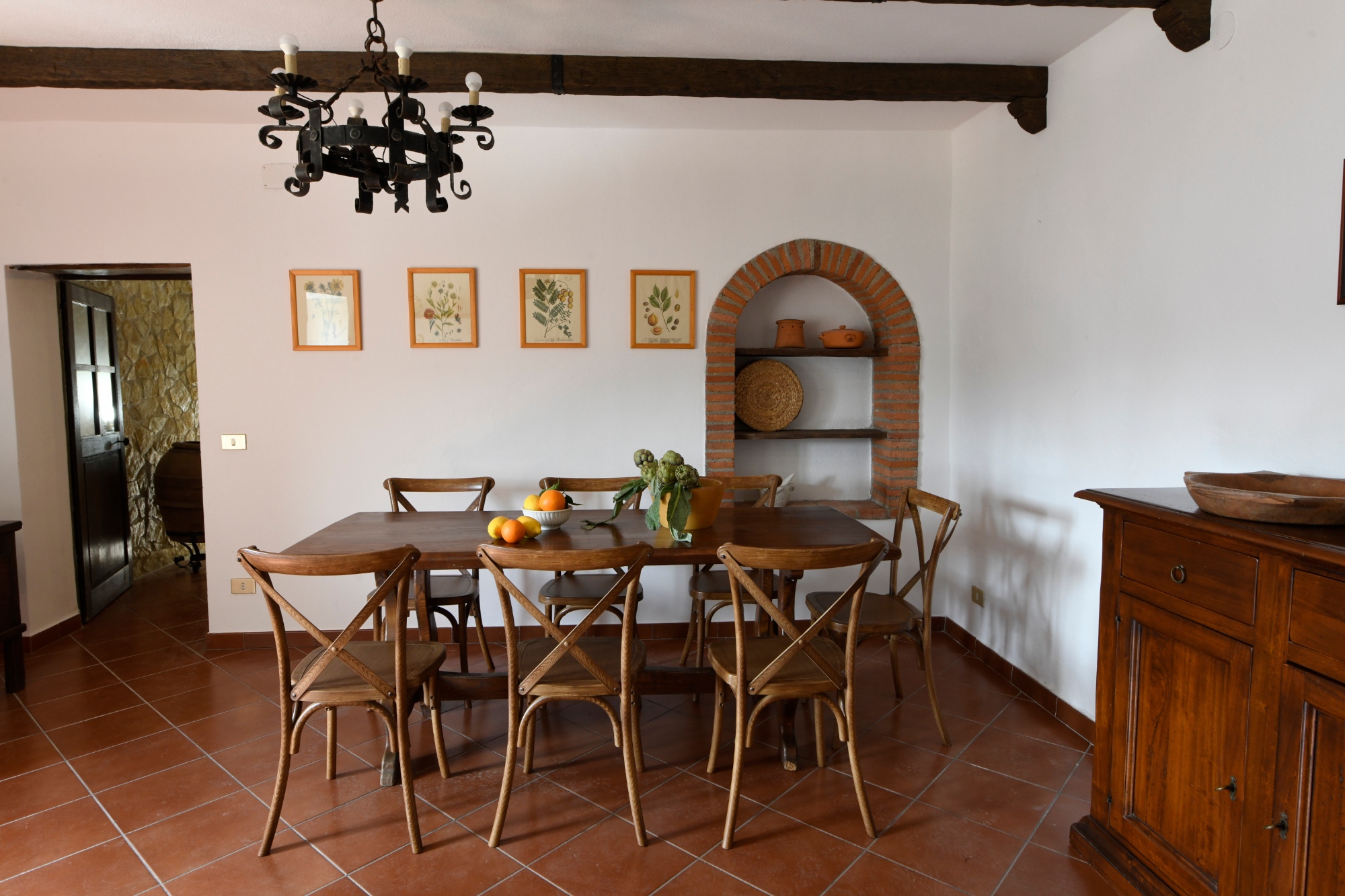 il tavolo da pranzo con le sedie nella cucina di Casa di Elide