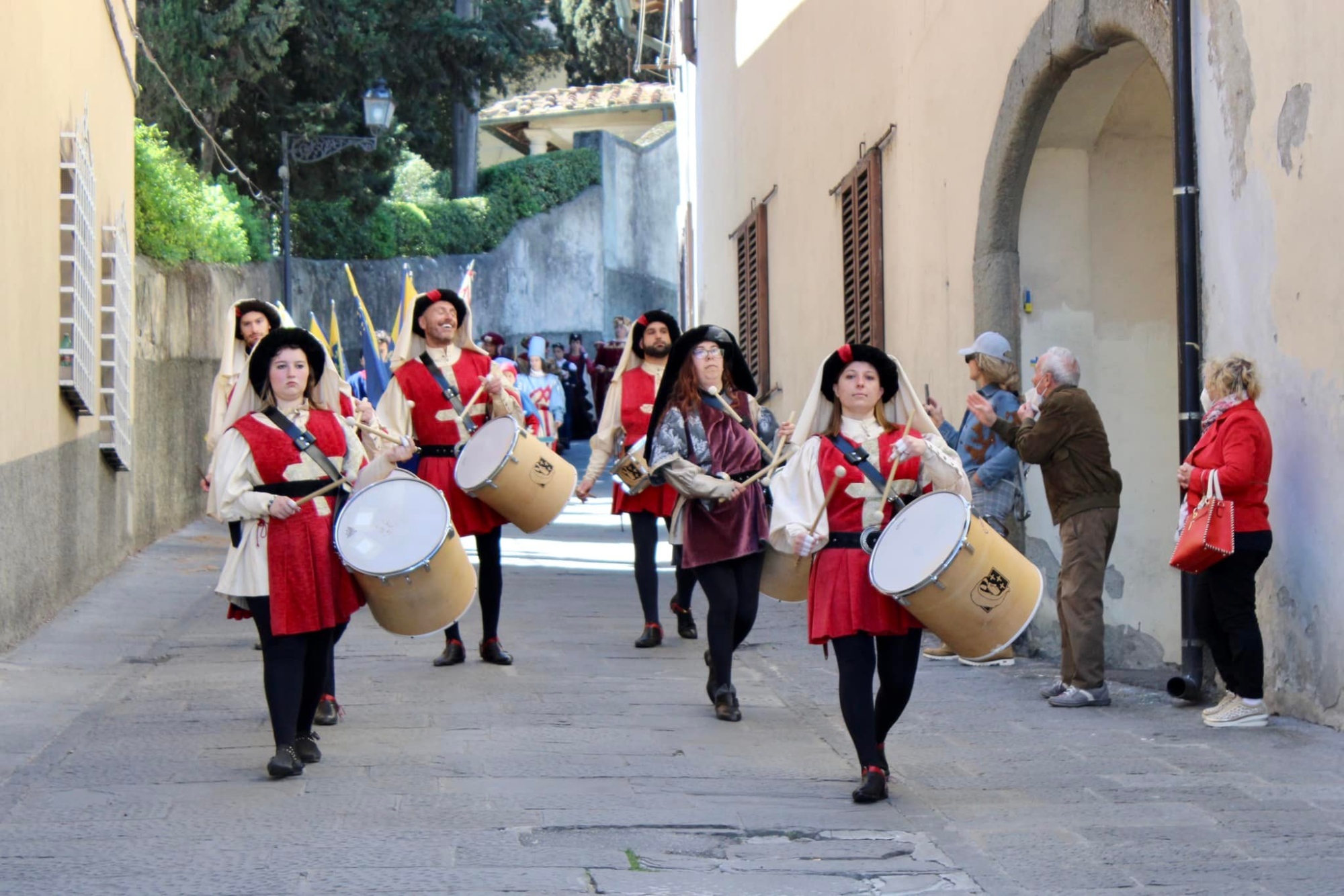 Il corteo storico per le vie del borgo