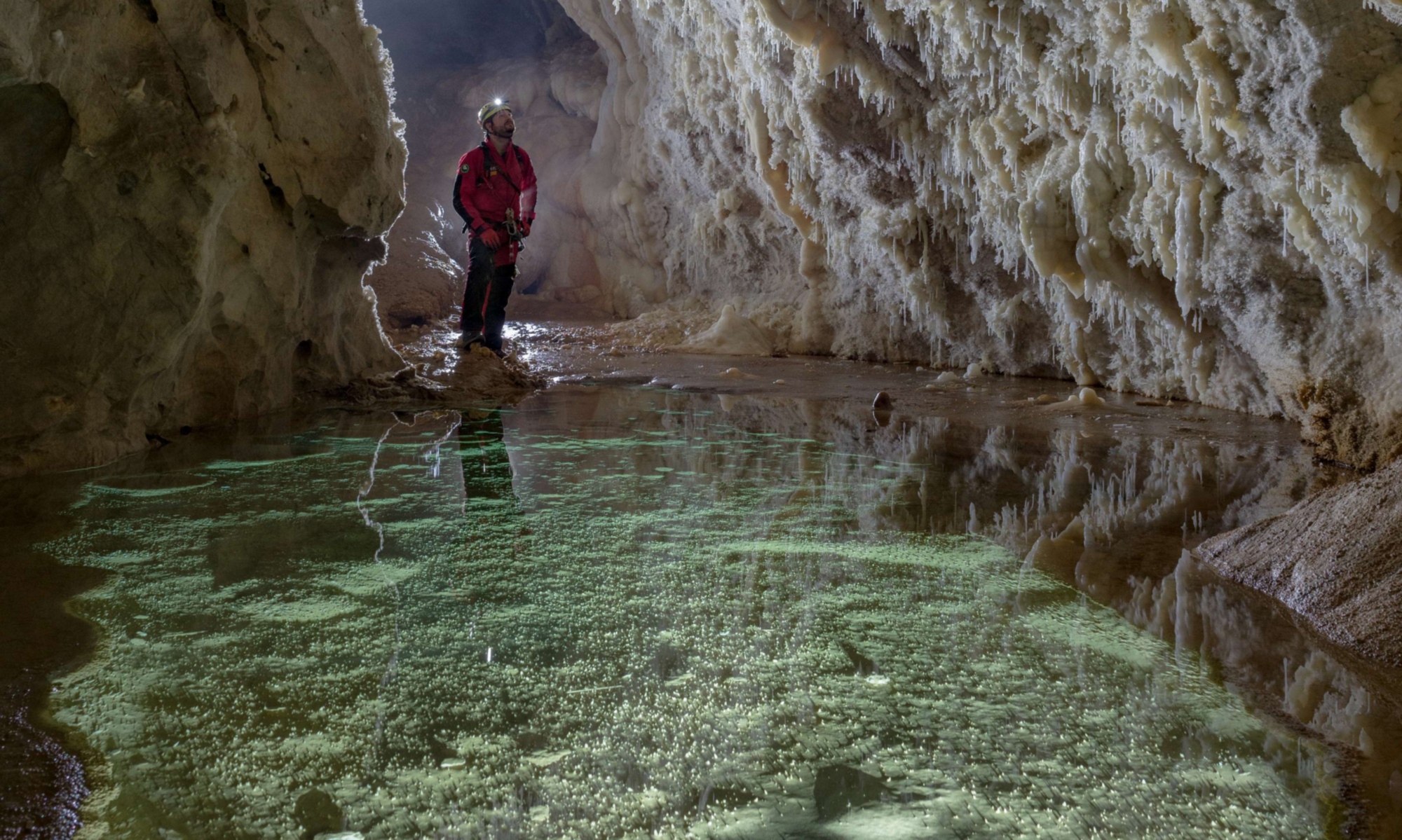 Immagine di uno speleologo in grotta