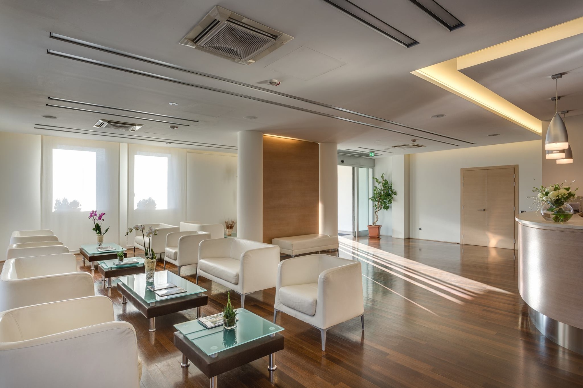 La hall con tavolini basi e poltrone bianche al Best Western Hotel San Marco Siena