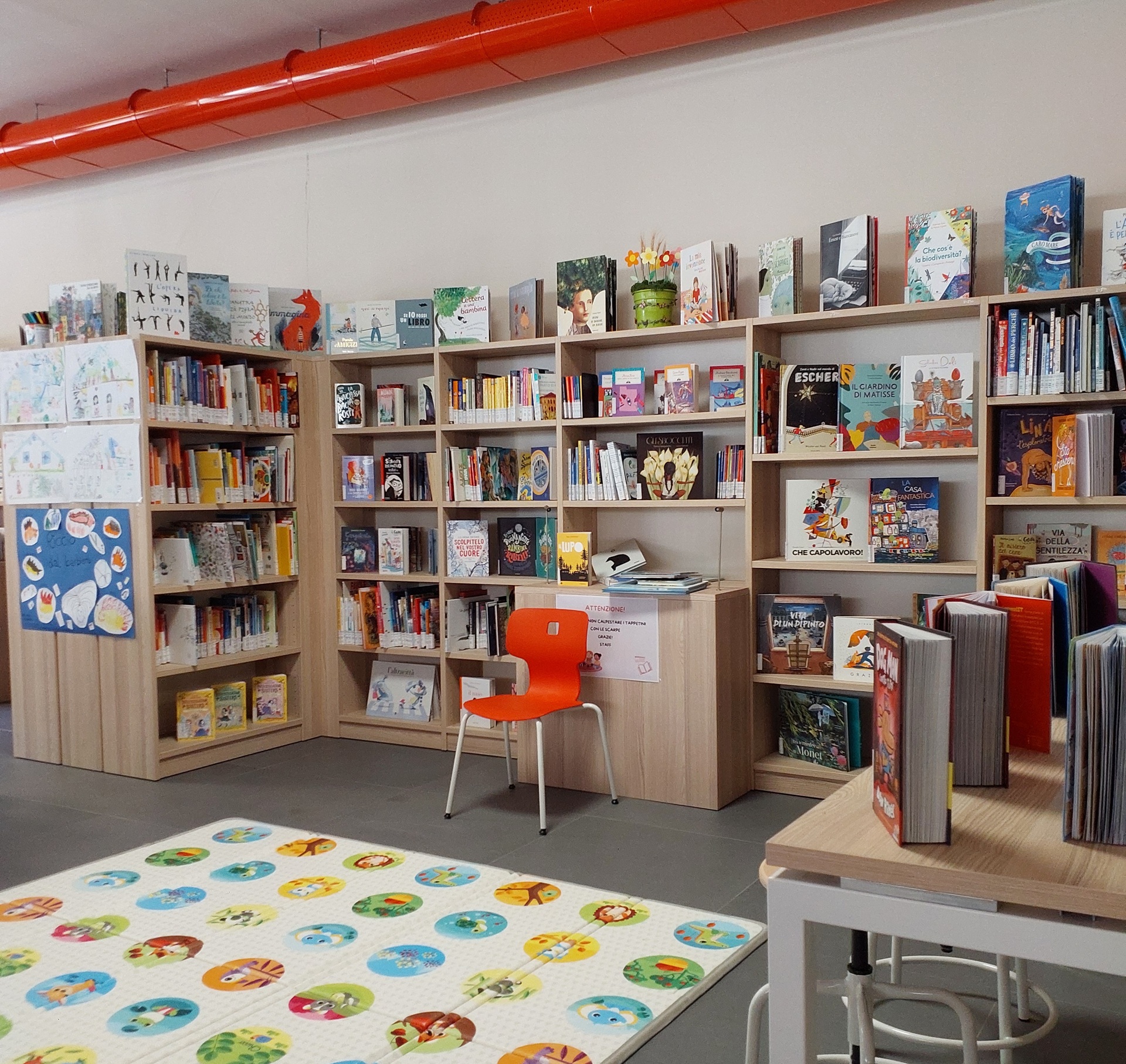 Immagine della biblioteca di Gavorrano con libri e scaffali