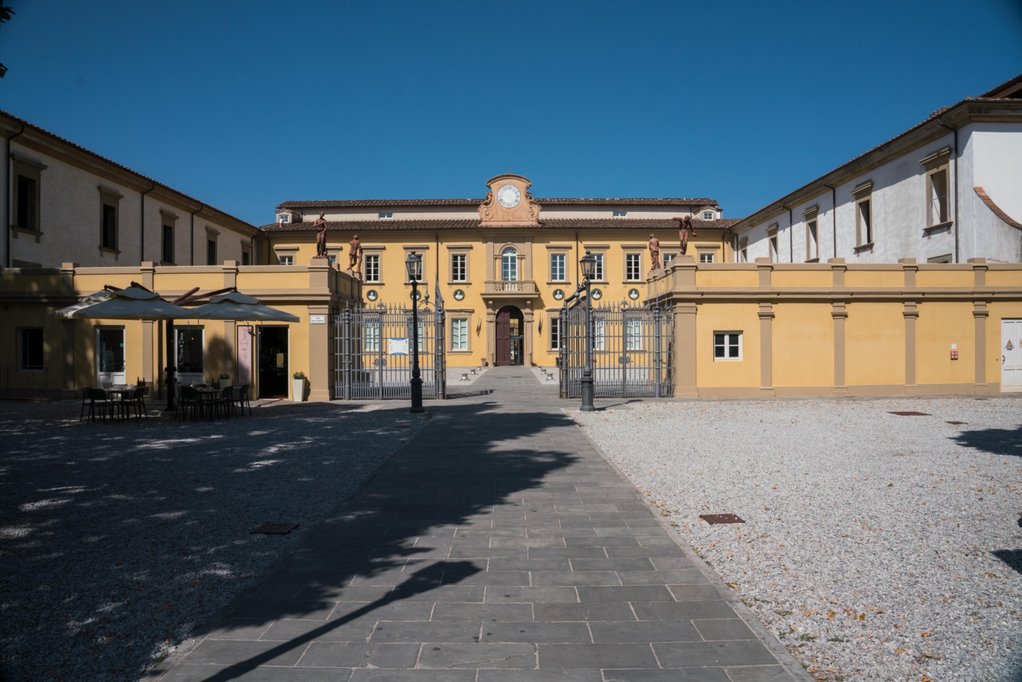 Der Eingang zur Bibliothek „Ragionieri“ in der ehemaligen Manifattura di Doccia