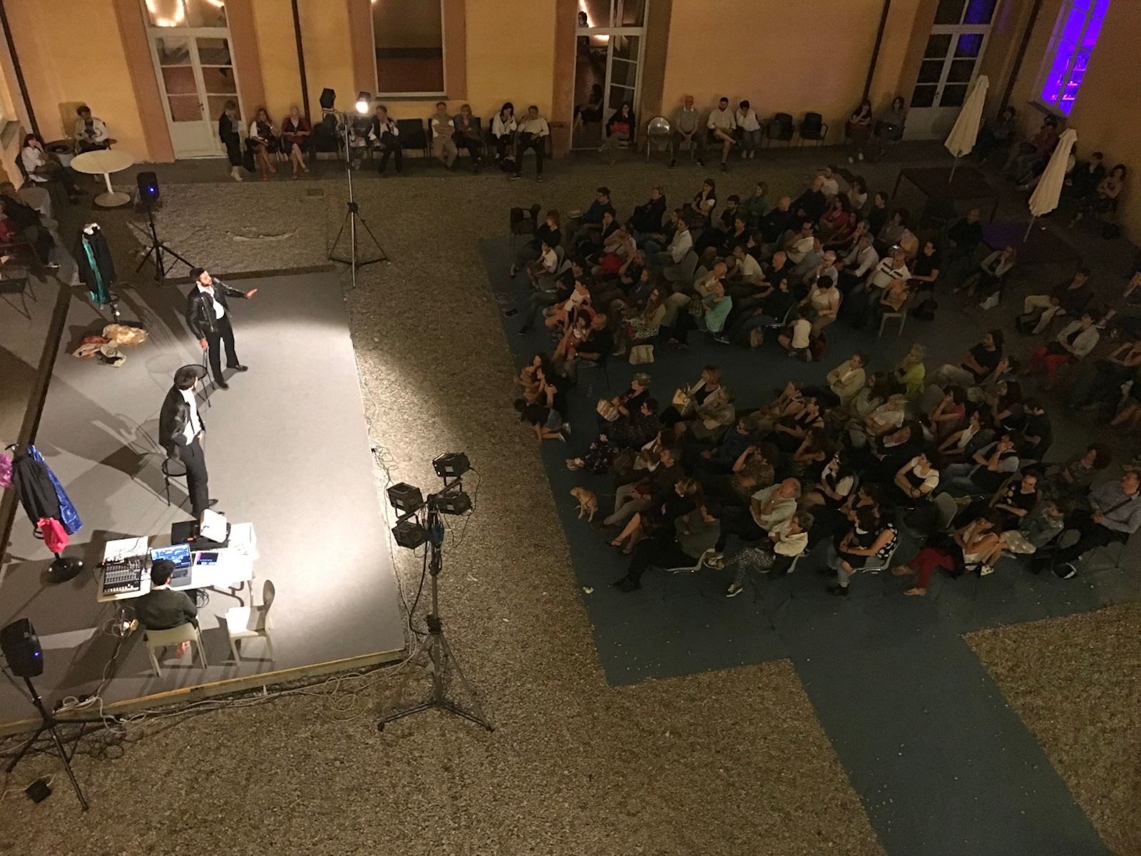 Uno spettacolo all'aperto nel cortile della Biblioteca Ragionieri a Sesto Fiorentino