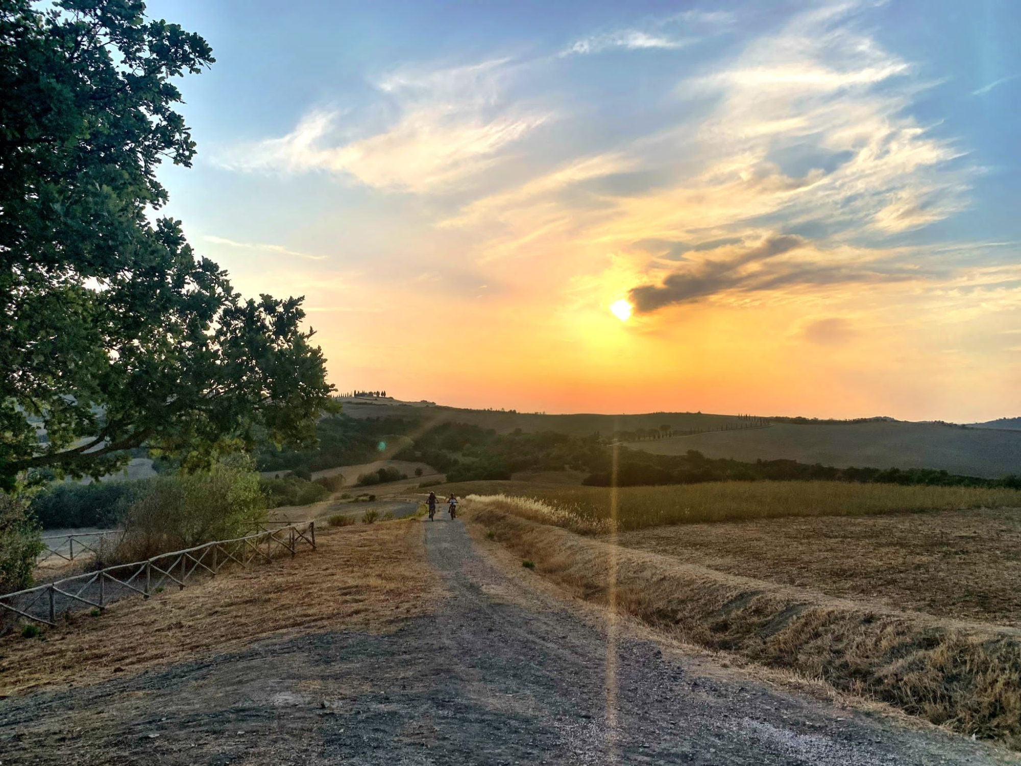 I sentieri bianchi ci condurranno alla scoperta del territorio della Val d'Orcia, sito patrimonio UNESCO in Toscana.