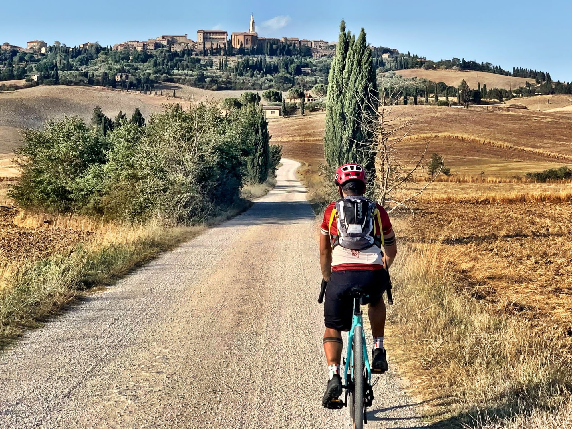 Tour in e-bike lungo i sentieri bianchi della Val d'Orcia, sito patrimonio UNESCO in Toscana.