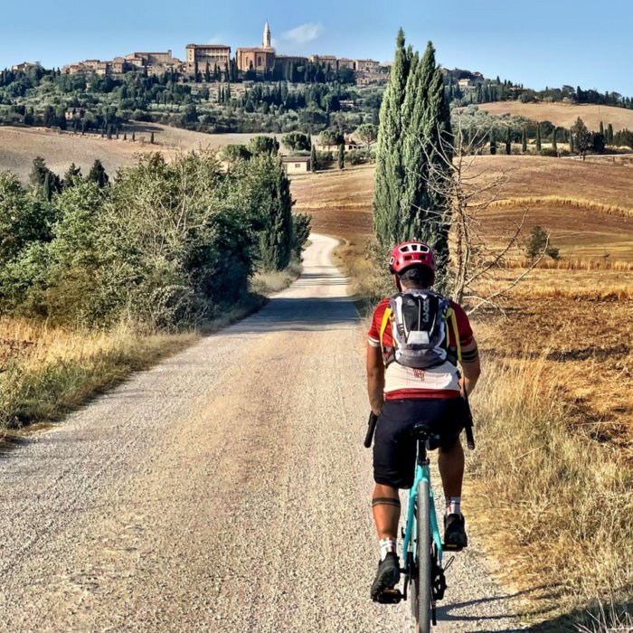 Tour in e-bike lungo i sentieri bianchi della Val d'Orcia, sito patrimonio UNESCO in Toscana.