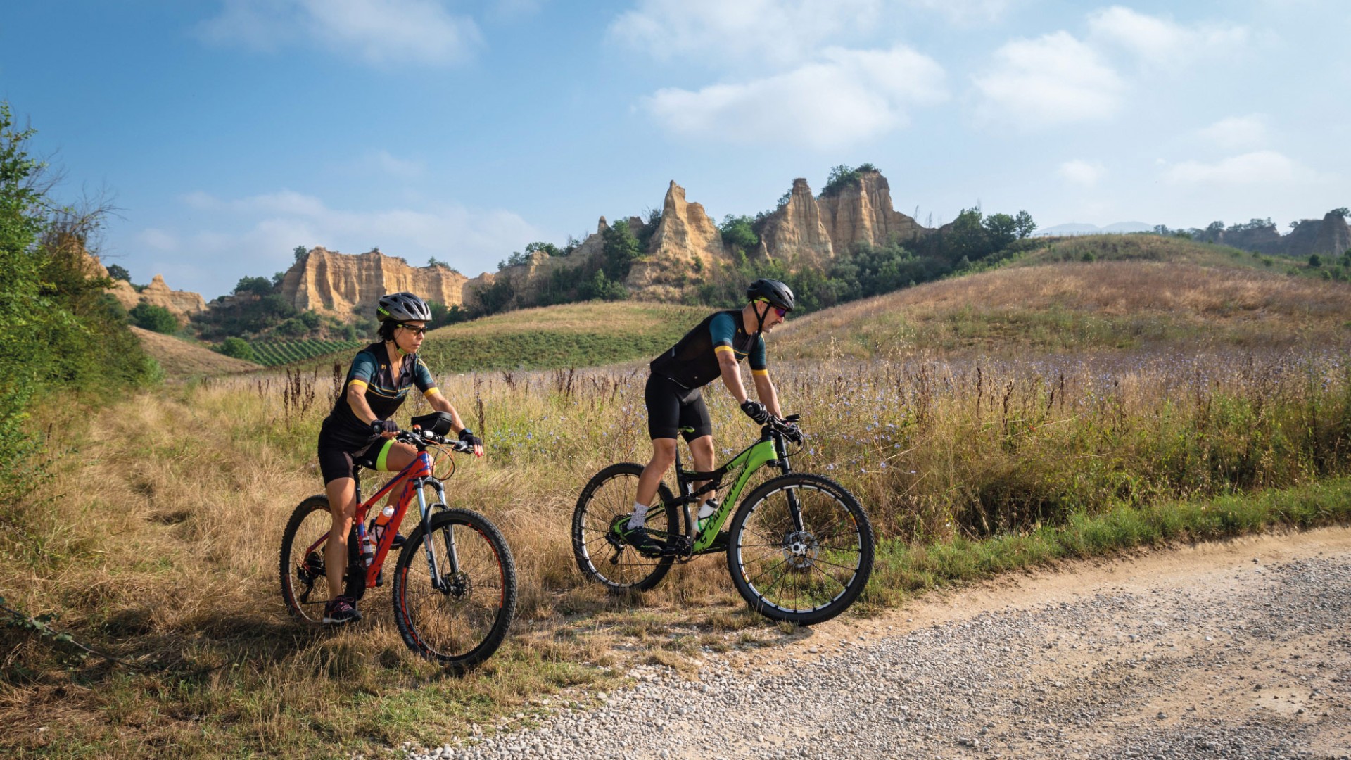 Mit dem Fahrrad inmitten der Gebilde der Balze des Valdarno