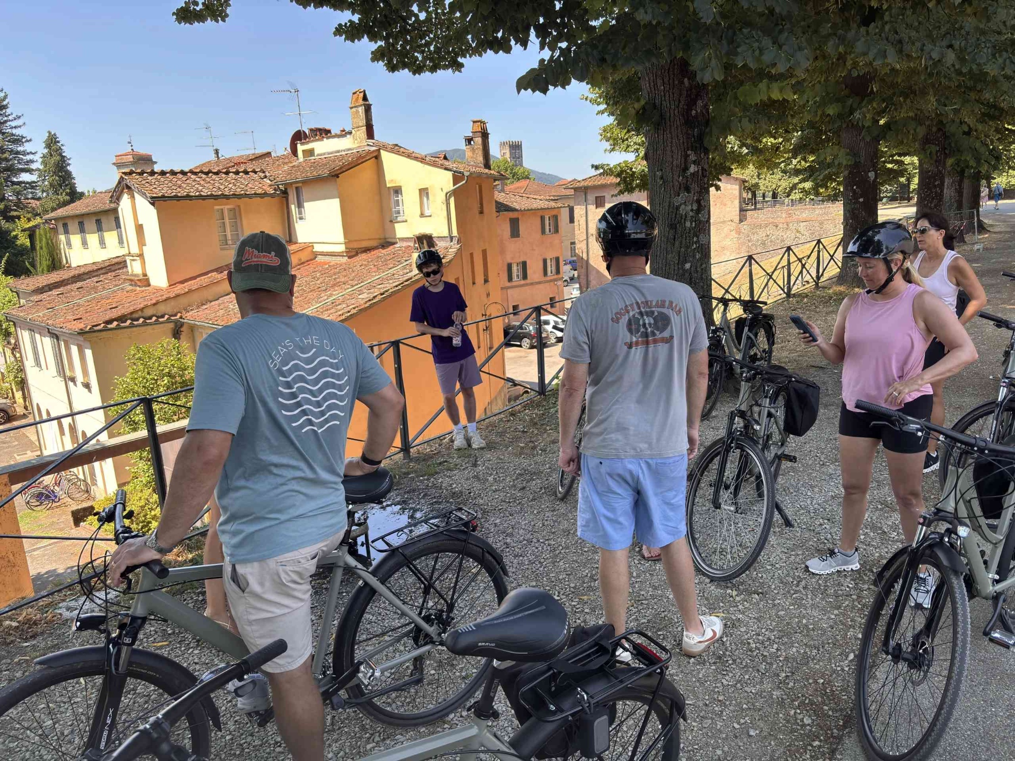 Tour guidato in e-bike di Lucca con degustazione di vini