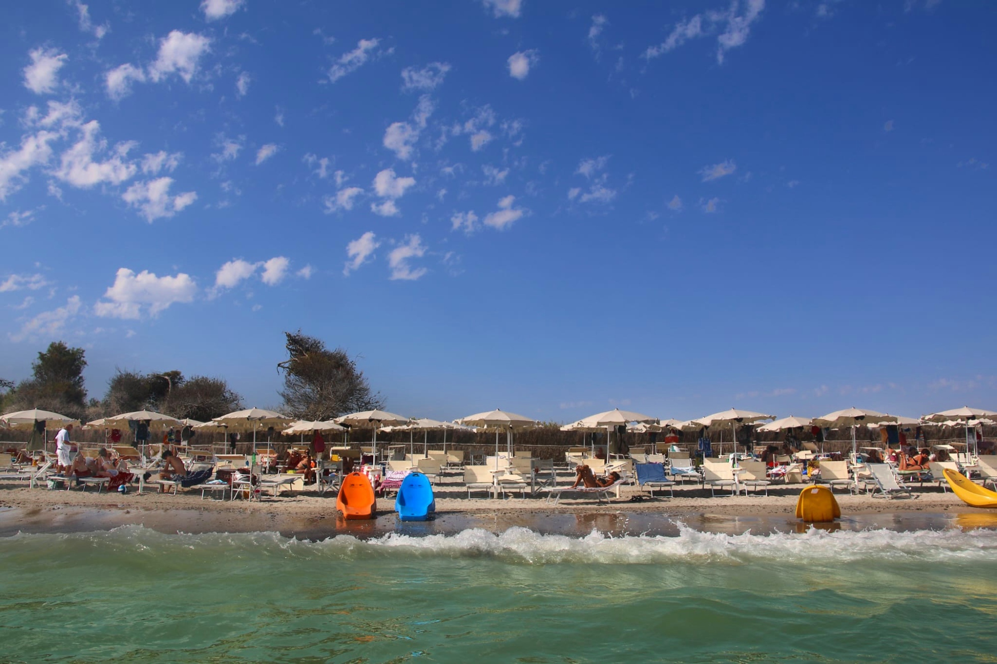 Vista dal mare degli ombrelloni del bagno La Capannina