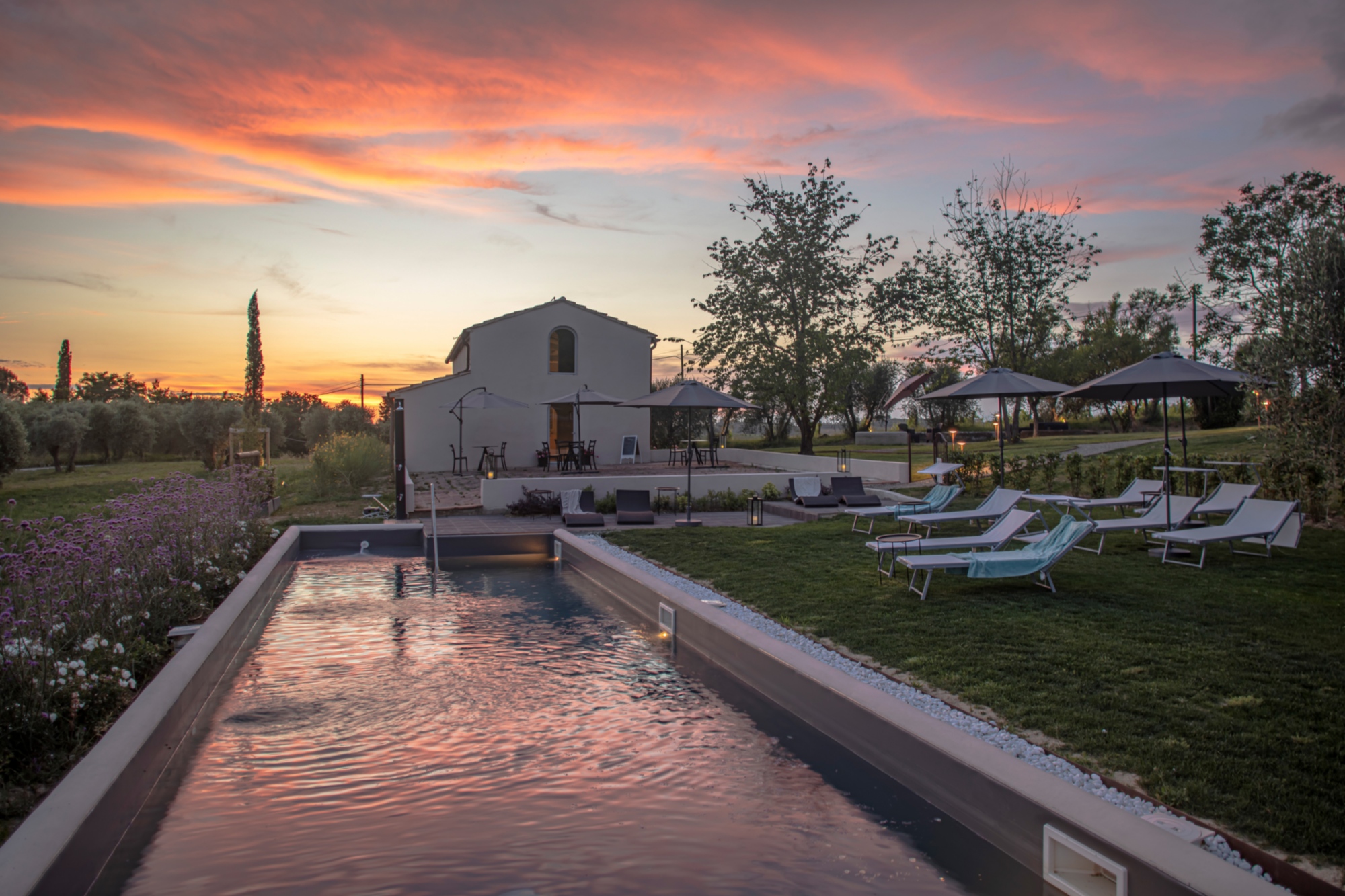 Tramonto sulla Piscina Relais Borgo Elissa