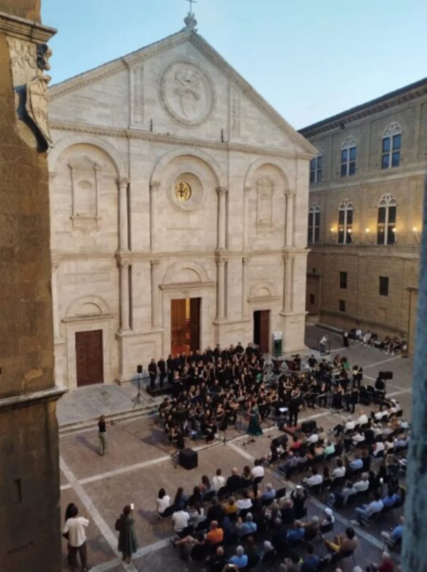 Concerto in piazza con pubblico che scolta