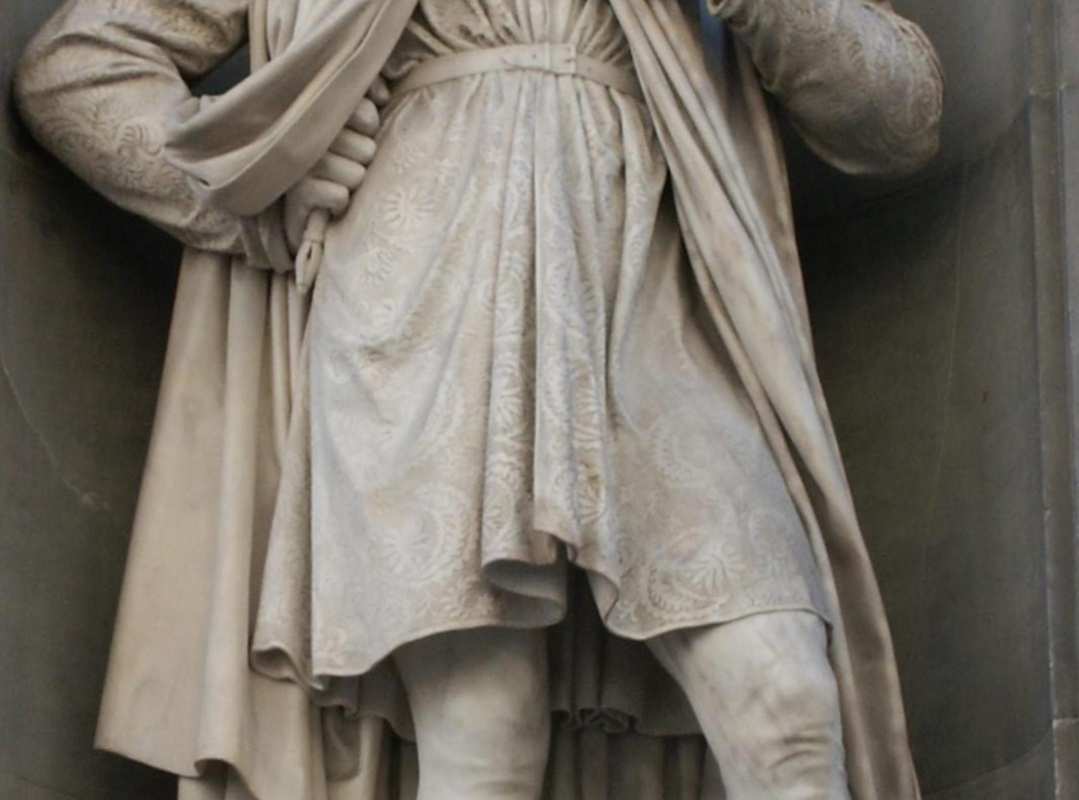 Statue von Michelangelo auf dem Piazzale degli Uffizi in Florenz