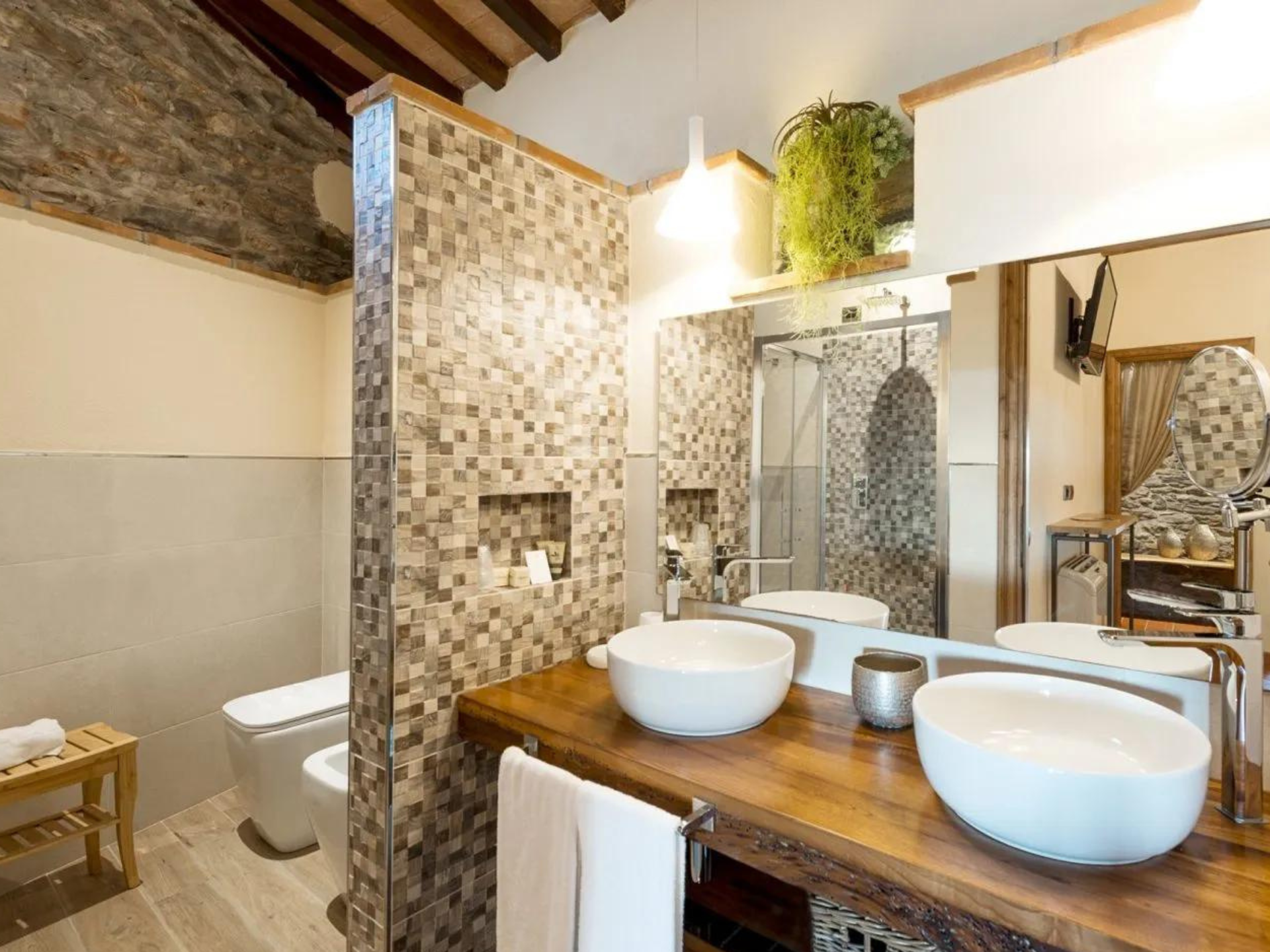 Calidario hotel costa etruschi bagno con doppio lavandino e water separato senza scalino