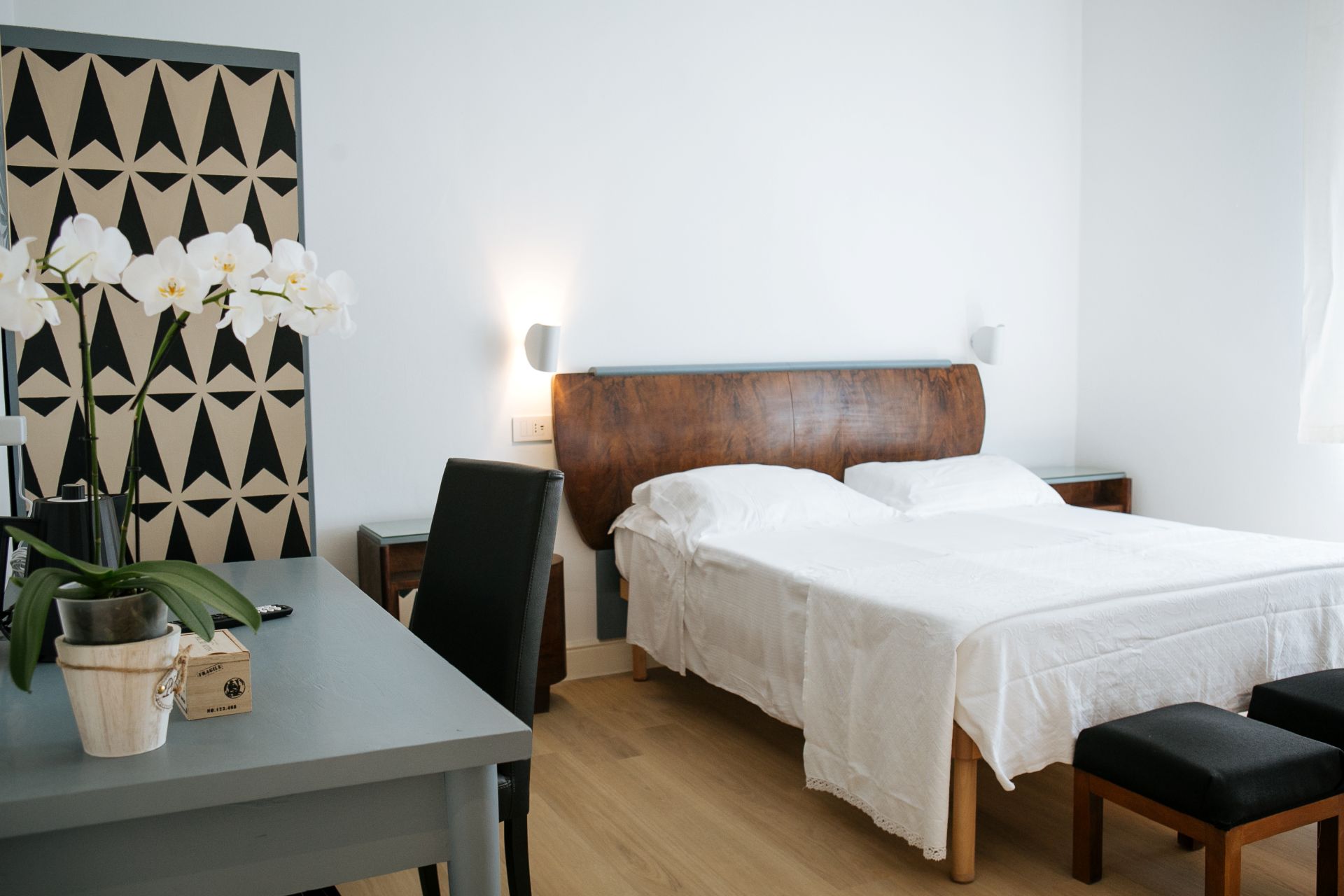 Camerun room bed at Domus Socolatae Cocoa Journey B&B – Follonica – Tuscan Maremma Inspired by African Art and Cacao Plantations