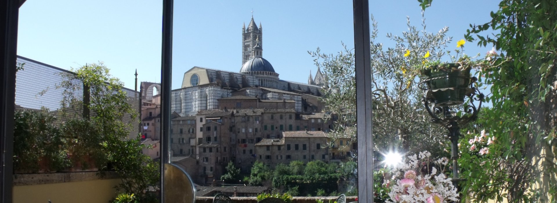 Il panorama dal balcone del Campo Regio Relais con vista sulla piazza del Duomo di Siena Il panorama dal balcone del Campo Regio Relais con vista sulla piazza del Duomo di Siena
