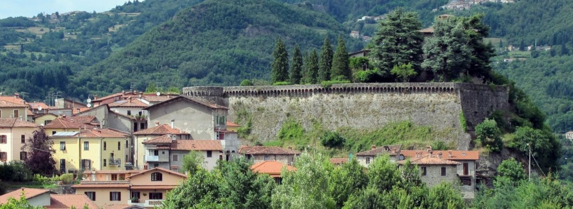 Guided tour to the small town of Camporgiano