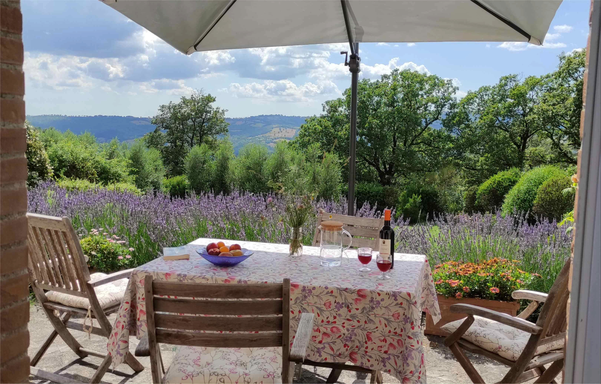 Aperitivo in terrazza con vista sulle colline toscane e lavanda