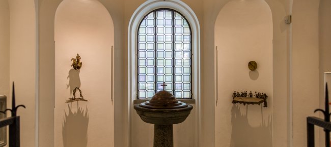 Les fonts baptismaux dans lesquels Léonard a été baptisé et le cycle de sculptures de Cecco Bonanotte