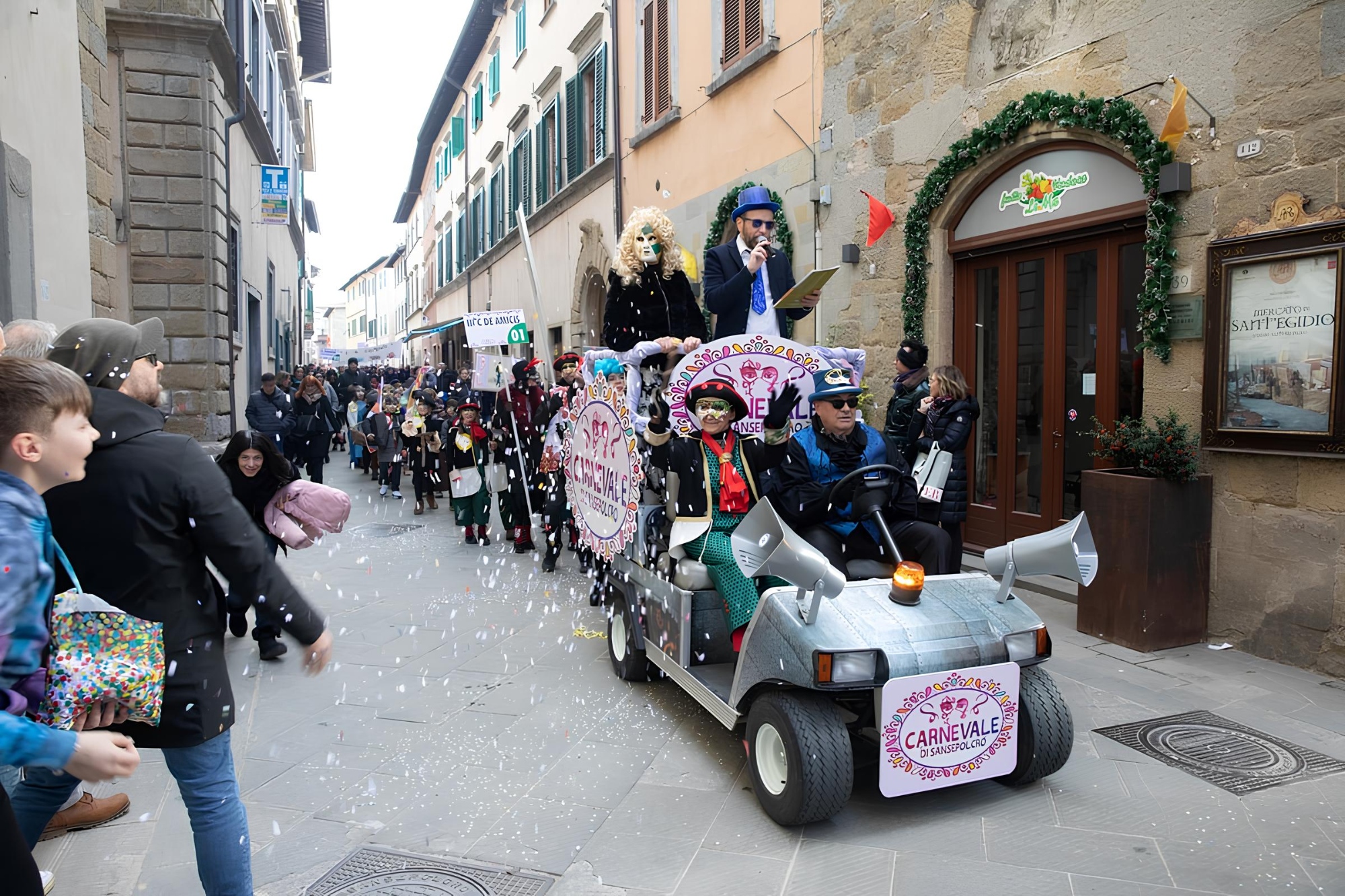 Una immagine della sfilata del Carnevale di Sansepolcro con la maschera tipica del borgo in primo piano