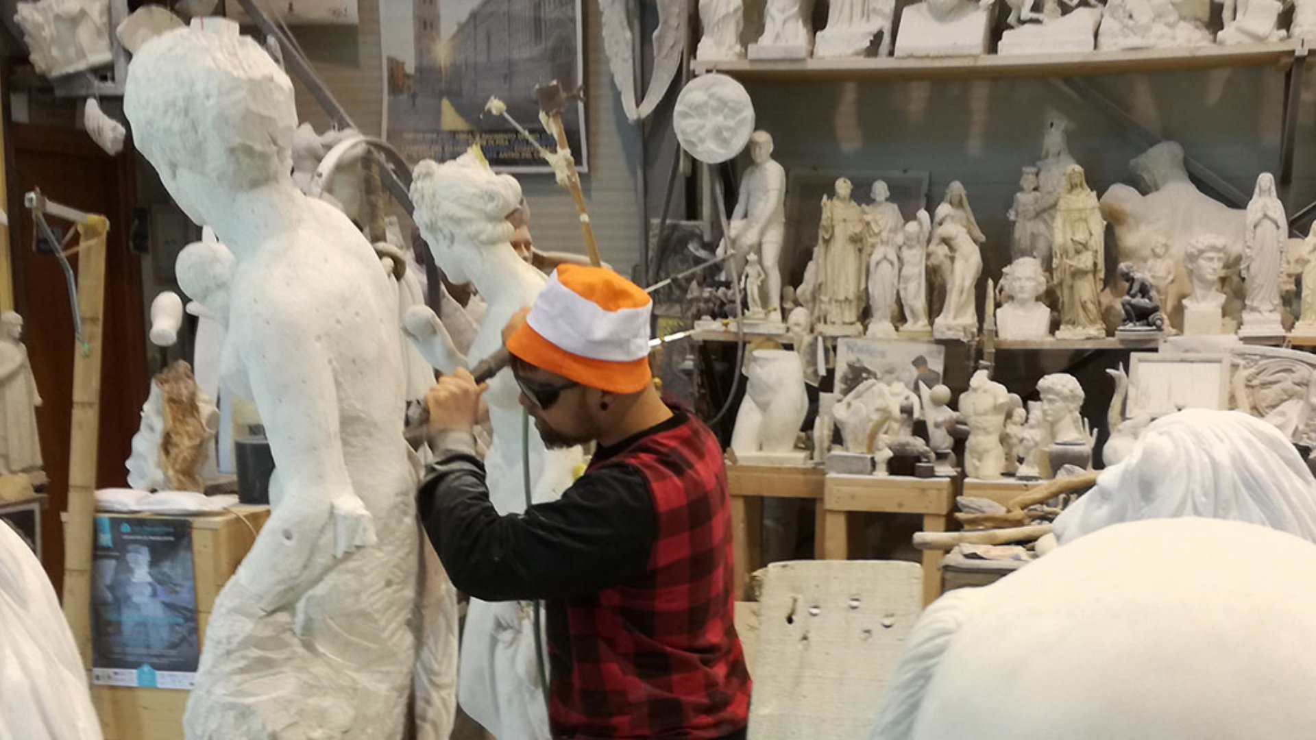 scultore al lavoro, Carrara visita alle cave e laboratorio di scultura