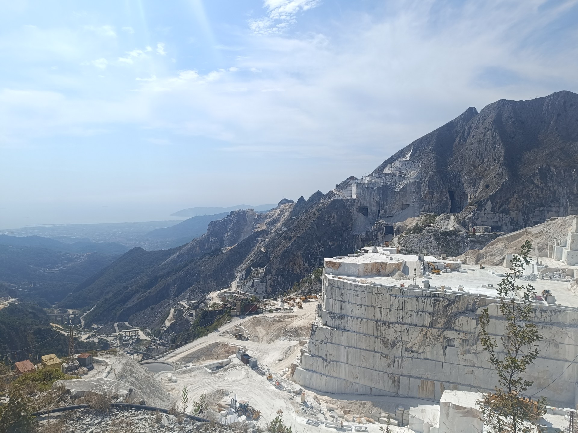 Panorama delle cave di marmo bianco di Carrara sulle Alpi Apuane
