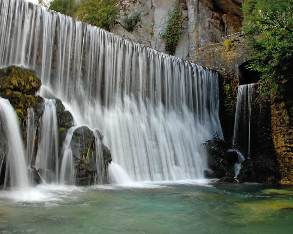 Wasserfall in der Nähe des Geo-Archeo-Adventure Park delle Grotte
