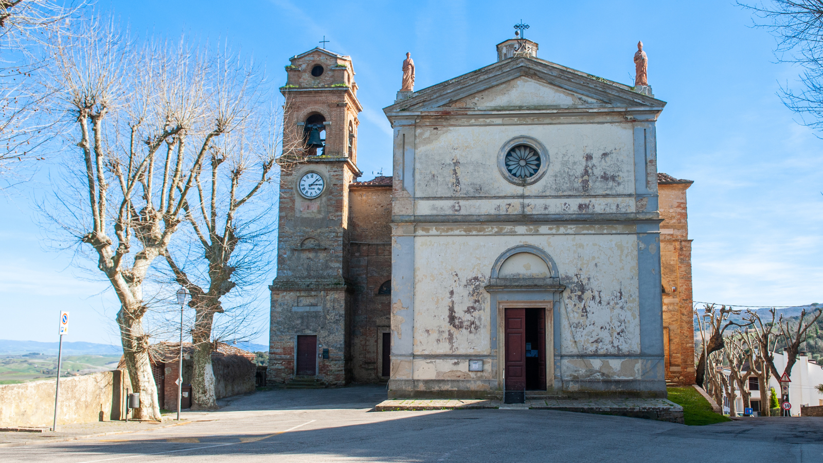 chiesa nella piazza principale di Casciana Alta