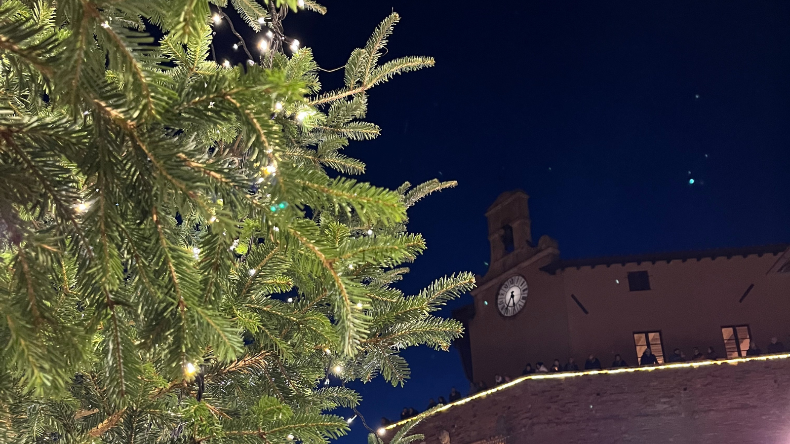 albero di natale borgo toscano di lari