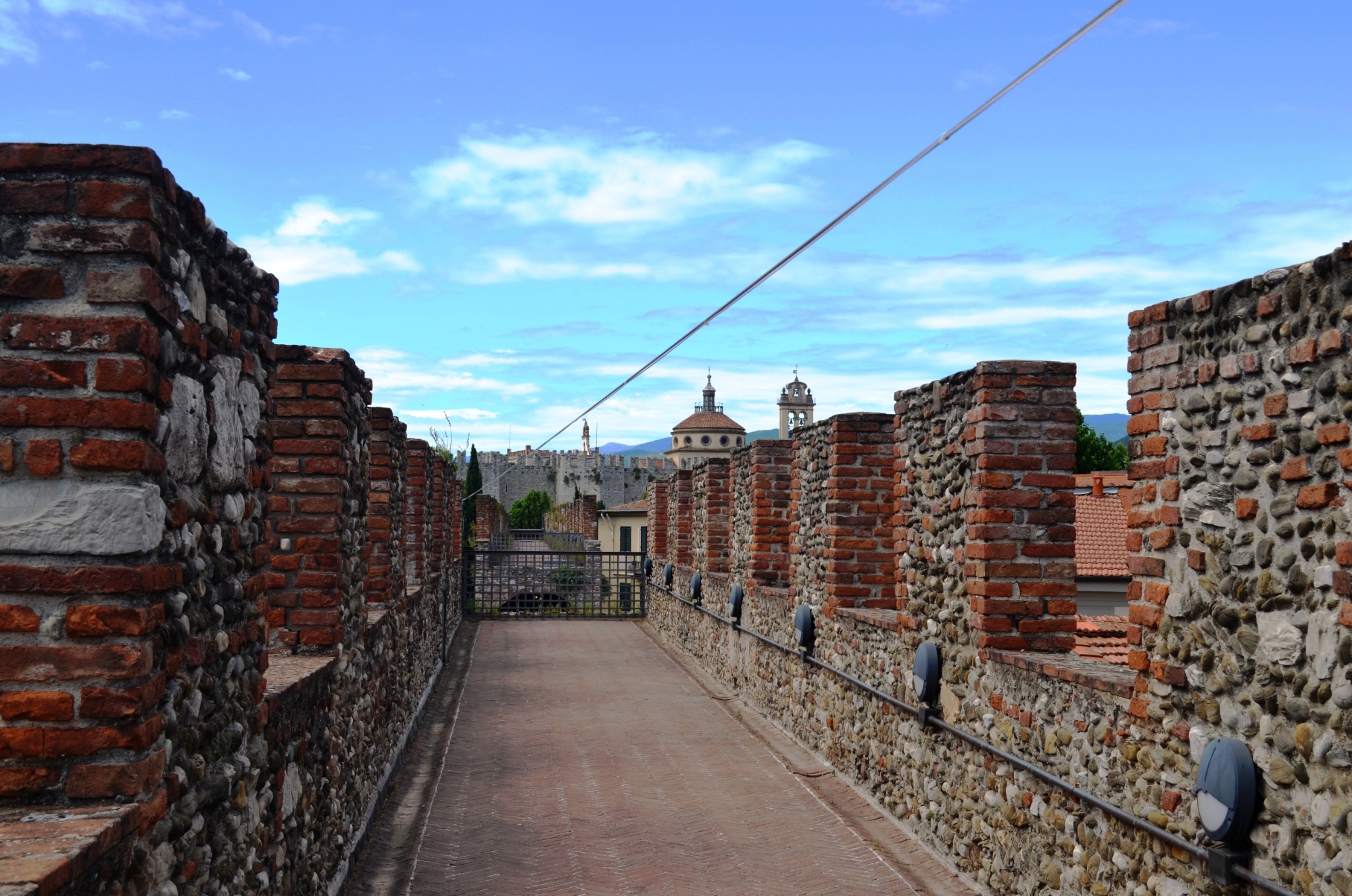 Immagine del cassero medievale di Prato con cielo azzurro sullo sfondo