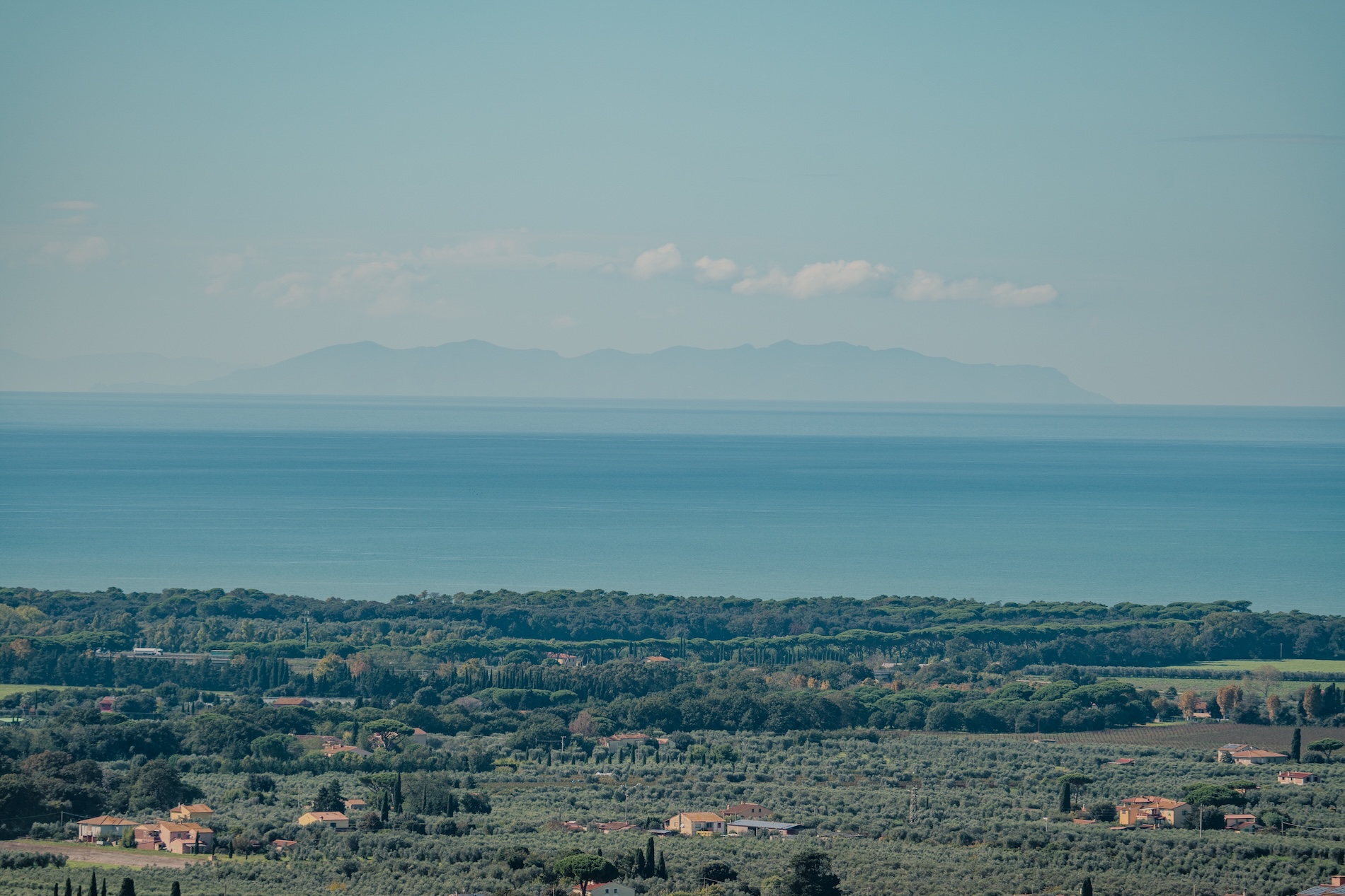 Vista panorámica de Marina di Castagneto, con campos de cultivo y el mar en el horizonte