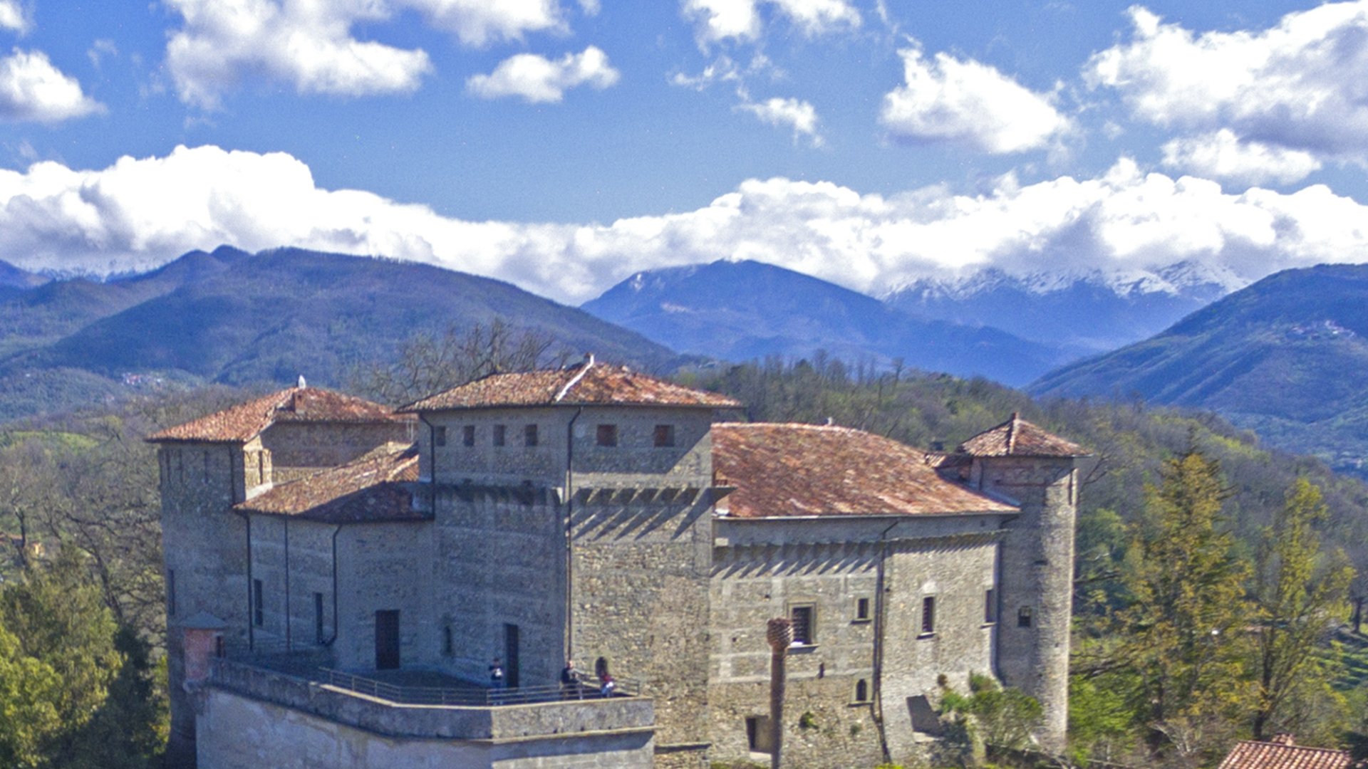 Guided tour of the Malaspina Castle in Monti Lunigiana