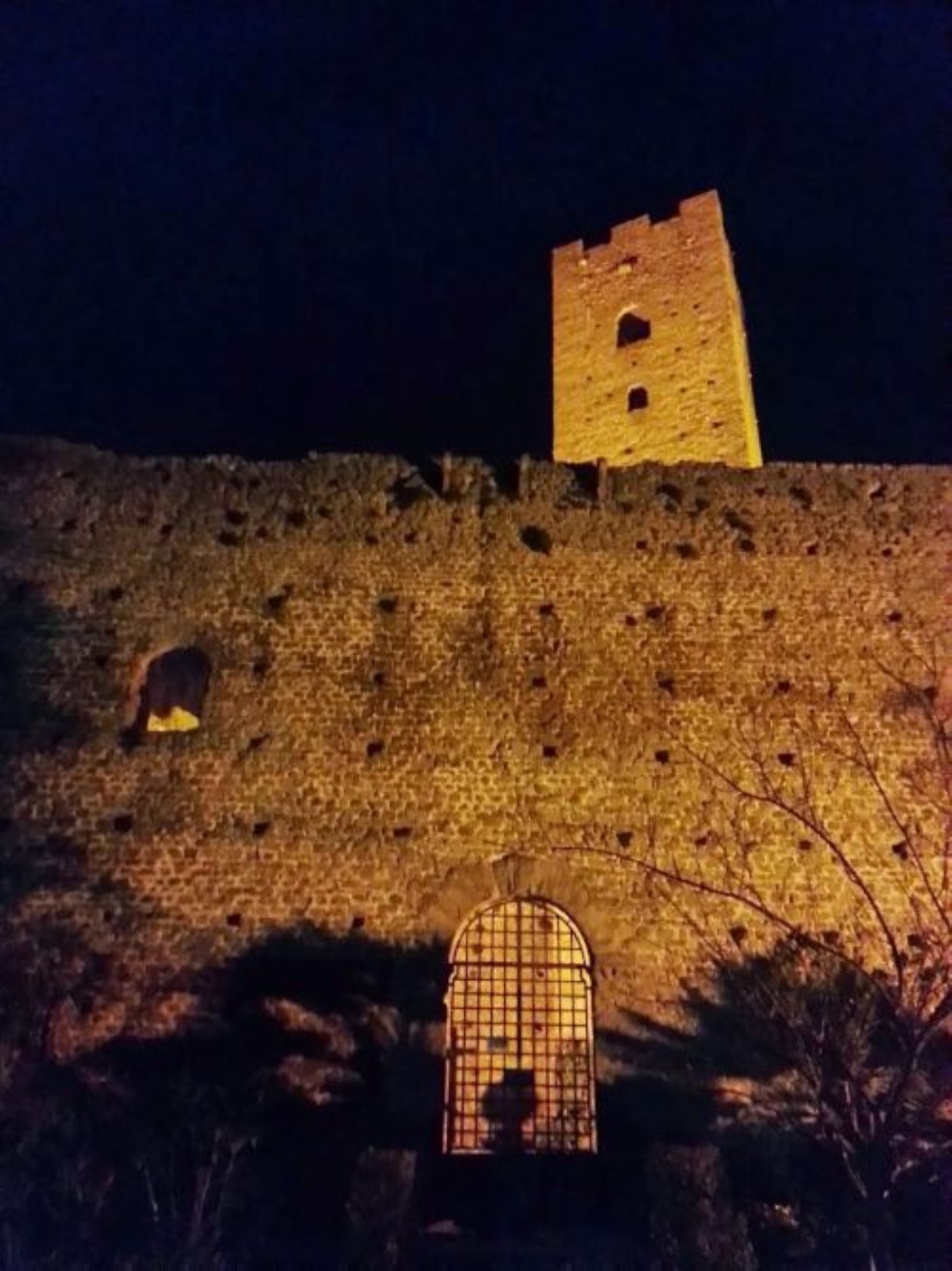 Castello di Larciano in notturna