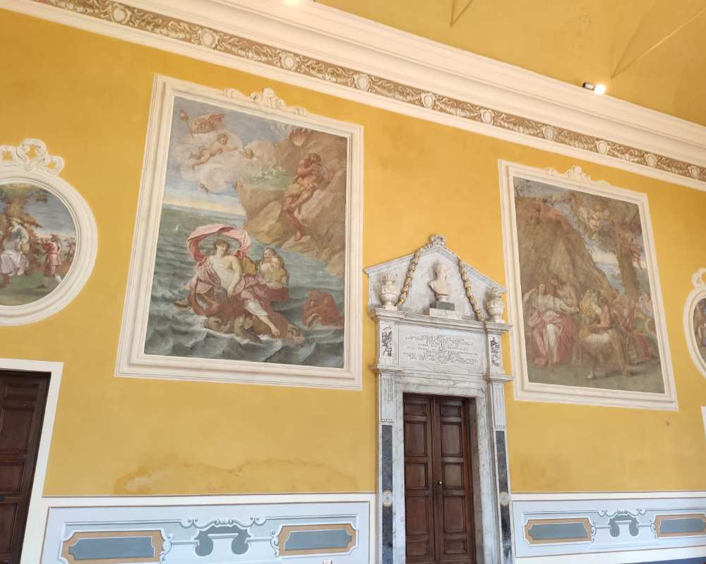 Frescoes of the central hall