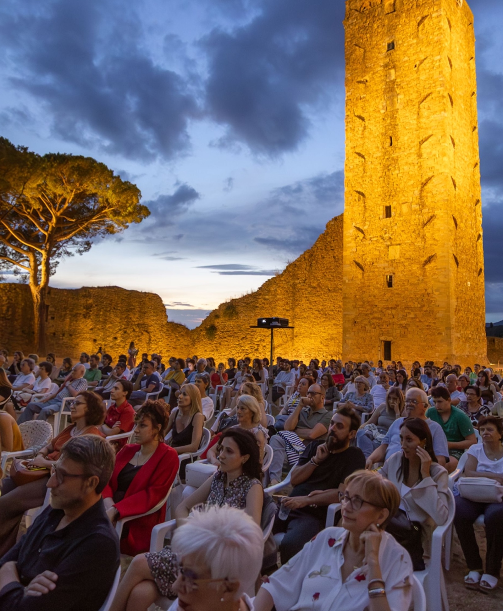 Immagine del pubblico durante la rassegna con la Rocca alle spalle